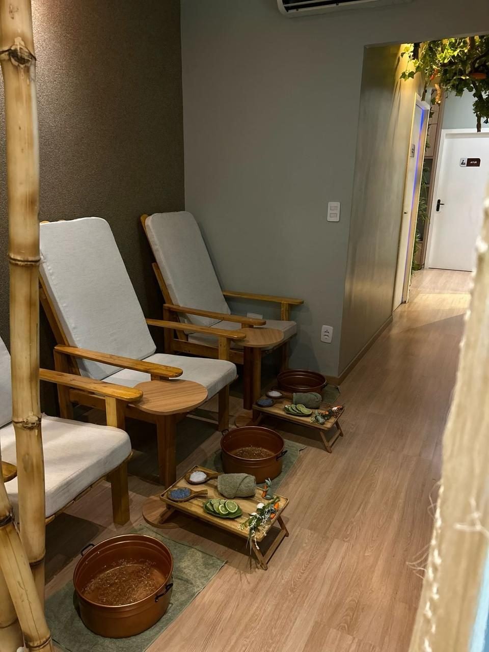 Poltronas e bacias de cobre do espaço de SPA dos Pés